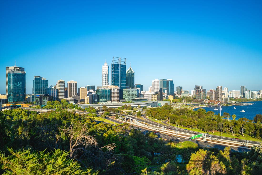 Vue panoramique sur Perth et la Swan River depuis Kings Park au lever du soleil