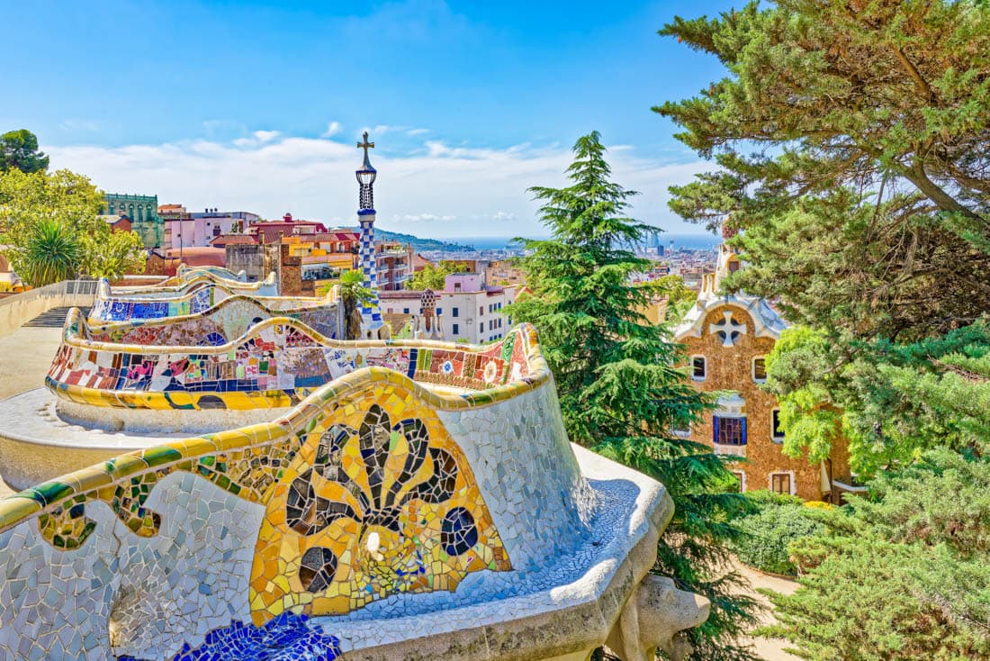 Le banc en mosaïque de trencadís du Parc Güell, avec vue panoramique sur Barcelone