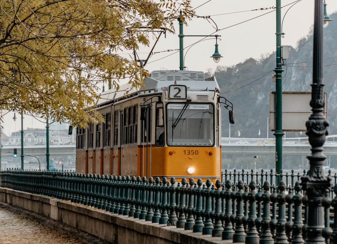 Le tramway 2 longeant le Danube avec la colline de Buda et ses palais en arrière-plan, Budapest