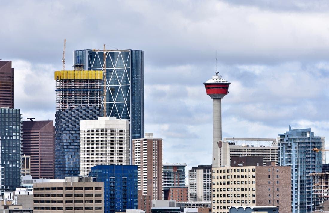 Le centre-ville de Calgary avec sa tour emblématique et les Rocheuses en toile de fond