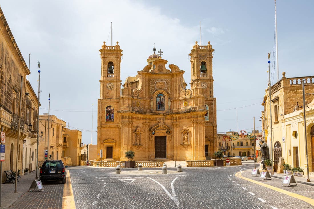 La Citadelle de Victoria et les champs en terrasse de Gozo au coucher du soleil