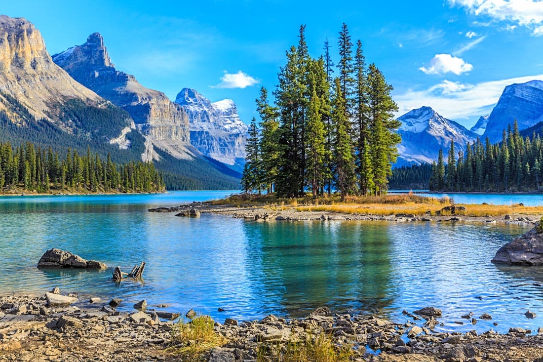 Le lac Beauvert et les sommets enneigés vus depuis Jasper, dans les Rocheuses canadiennes