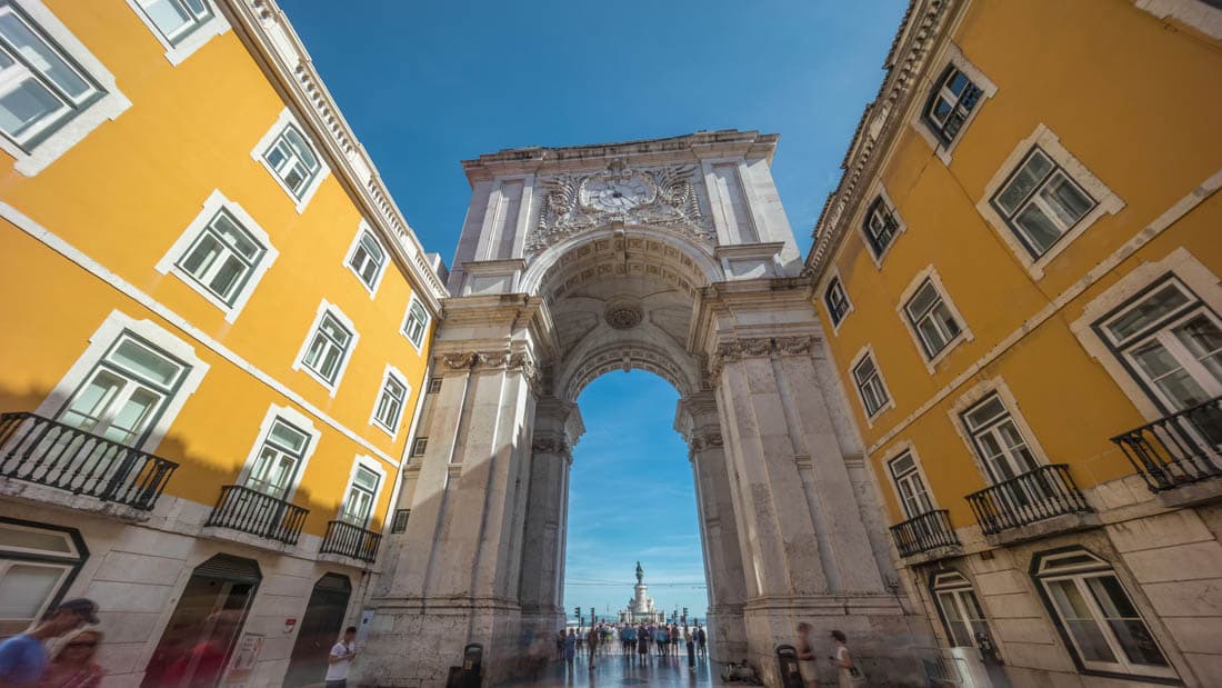 Ruelles pavées et toits de terre cuite du quartier de l'Alfama, Lisbonne