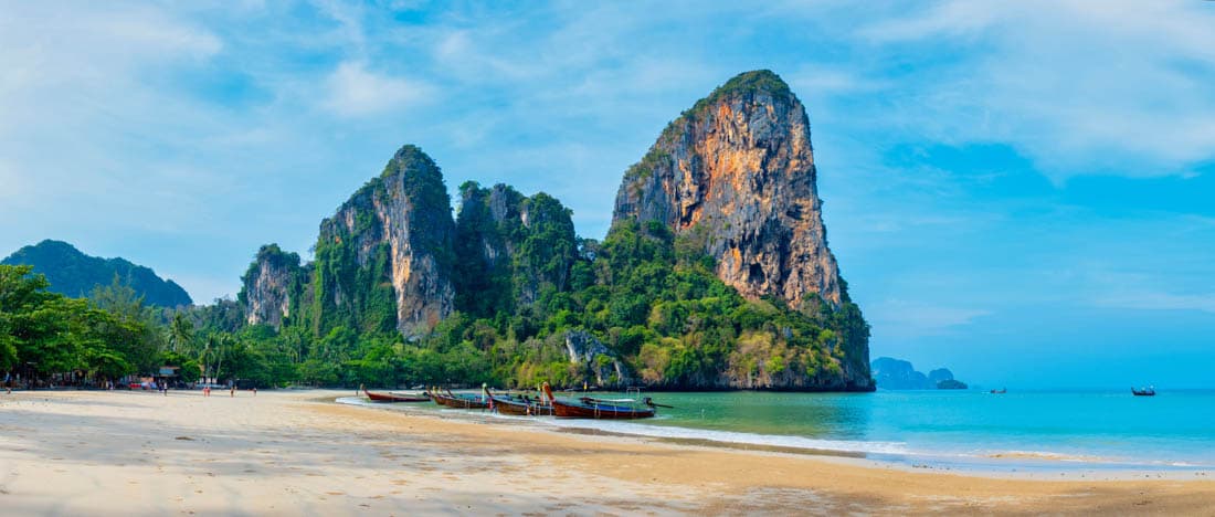 Railay Beach encadrée par les falaises calcaires de Krabi, Thaïlande