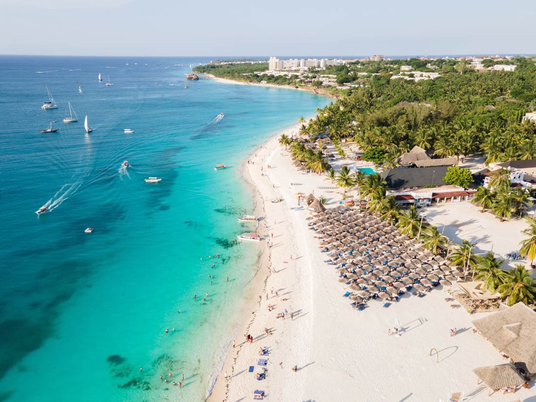 La plage de Nungwi et ses eaux cristallines, Zanzibar, Tanzanie