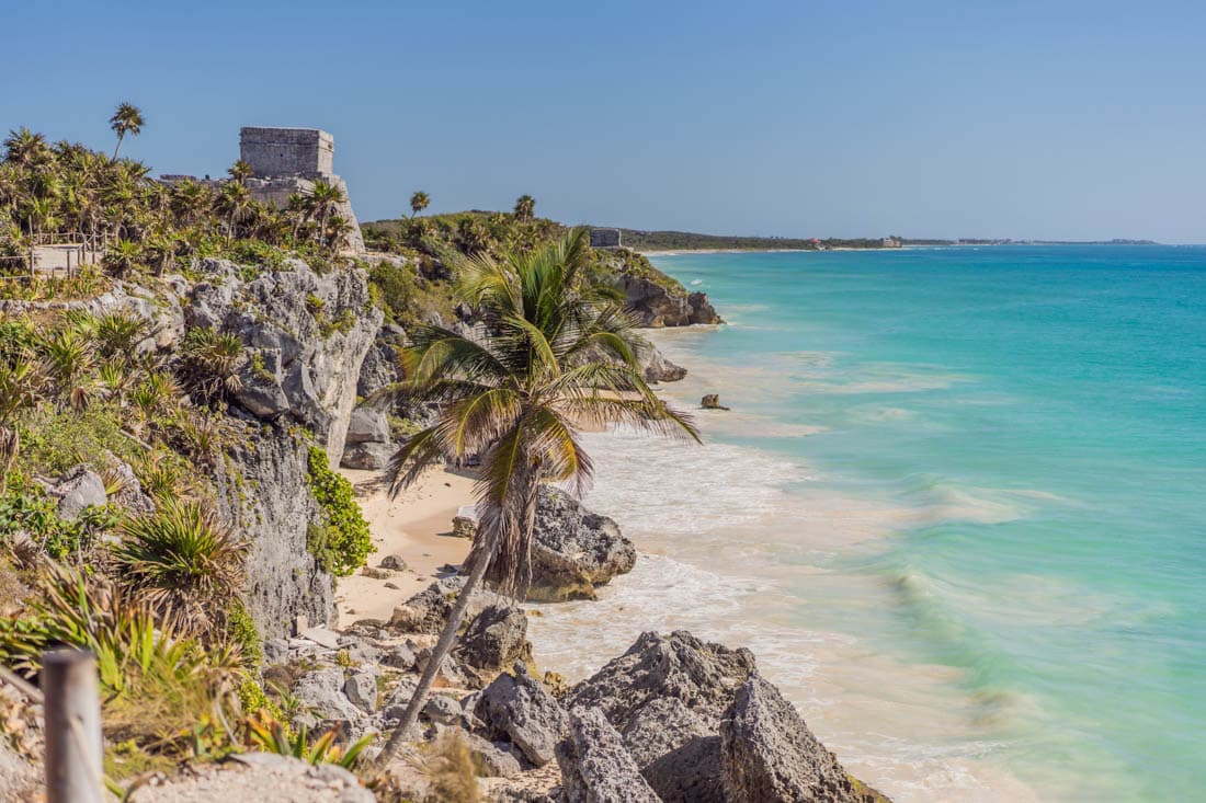 Les ruines mayas de Tulum surplombant la mer des Caraïbes, Mexique