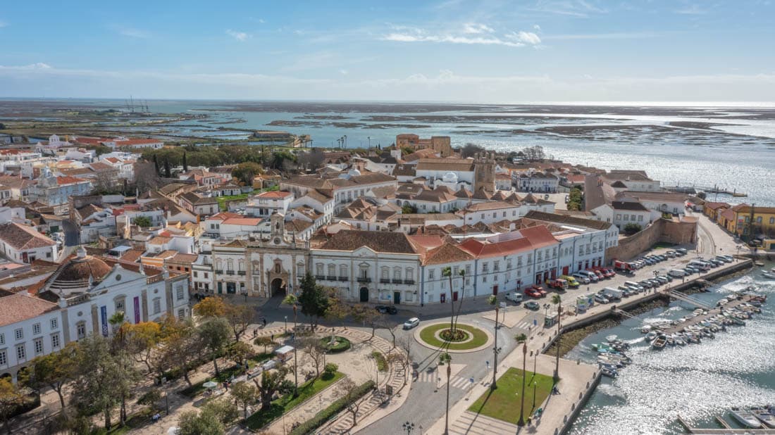 Le centro histórico de Faro et les lagunes de la Ria Formosa depuis les remparts, Portugal