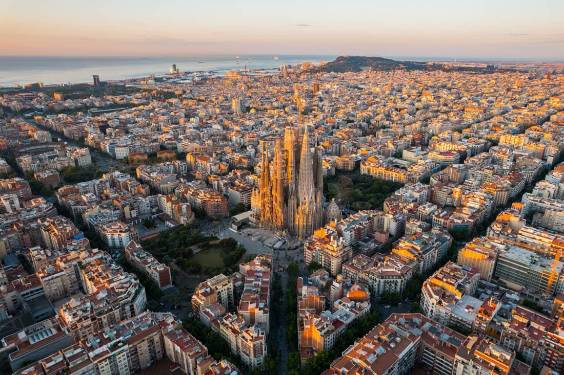 La Sagrada Familia de Gaudí et le Parc Güell depuis les hauteurs de Barcelone, Espagne