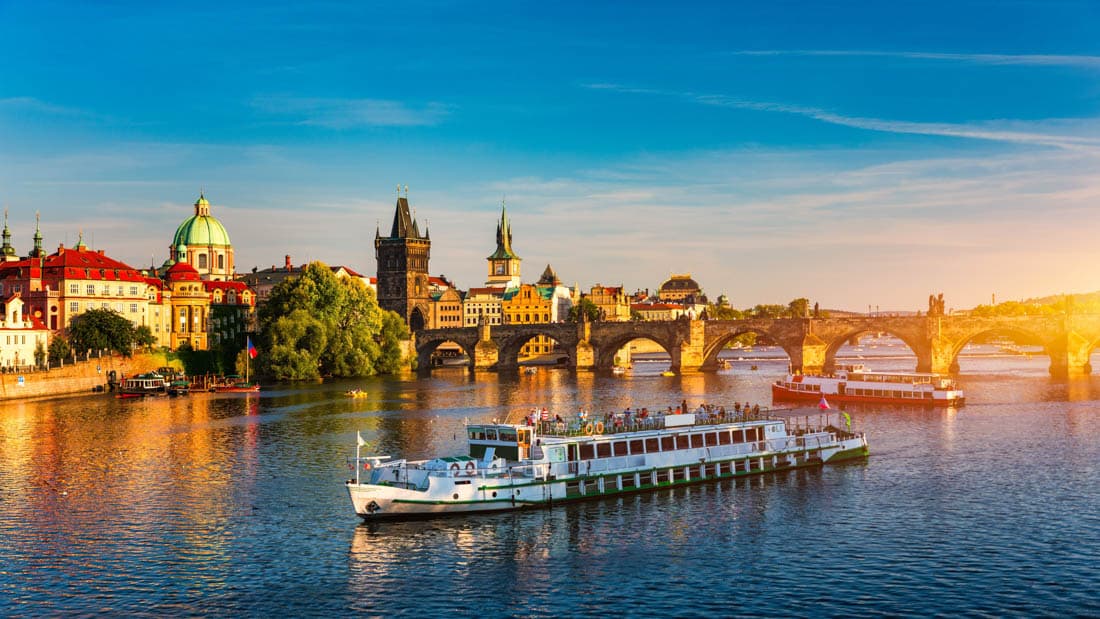 Le Pont Charles et la vieille ville de Prague dans la brume du matin, République tchèque