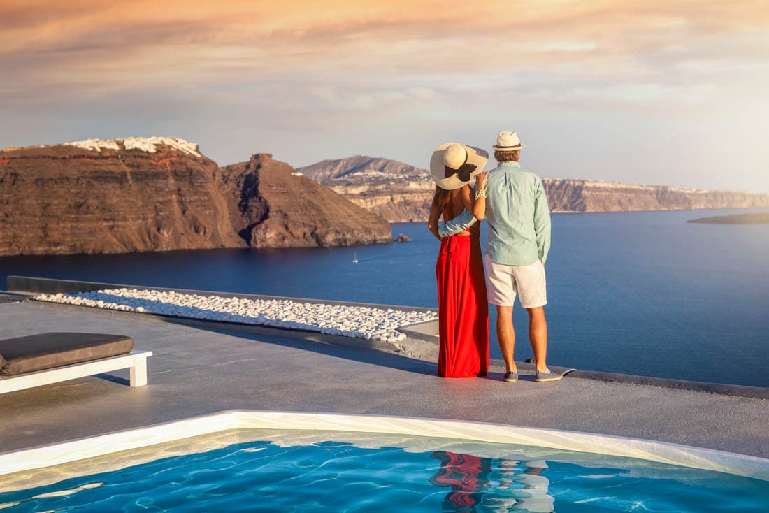 Les maisons blanches et les coupoles bleues d'Oia au coucher du soleil, Santorin, Grèce