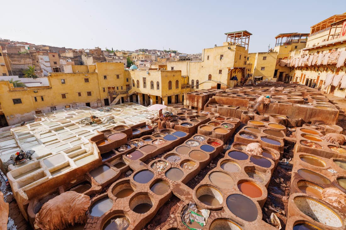 Les cuves colorées des tanneries Chouara vues depuis les terrasses des maroquineries, Fès