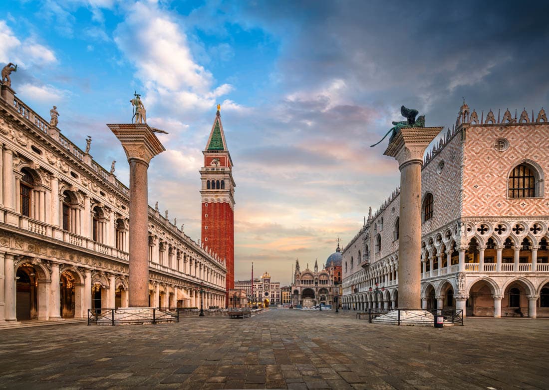 Vue panoramique depuis le Campanile de Saint-Marc sur les toits de Venise et la lagune