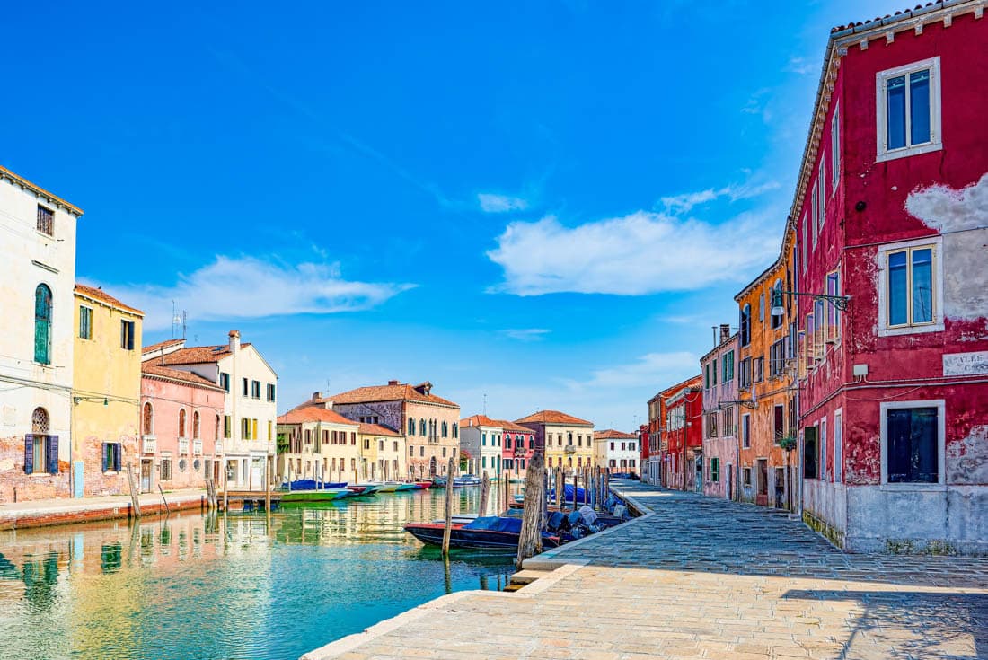 Les ateliers de verre soufflé et les canaux de l'île de Murano, lagune de Venise