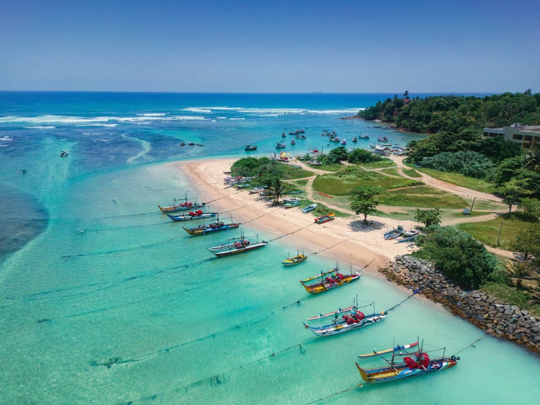 Plage de sable blanc et palmiers sur la côte sud du Sri Lanka