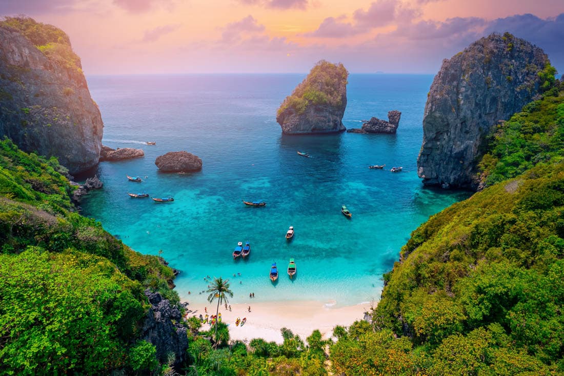 Eaux turquoise et falaises calcaires des îles de Krabi en hiver, Thaïlande