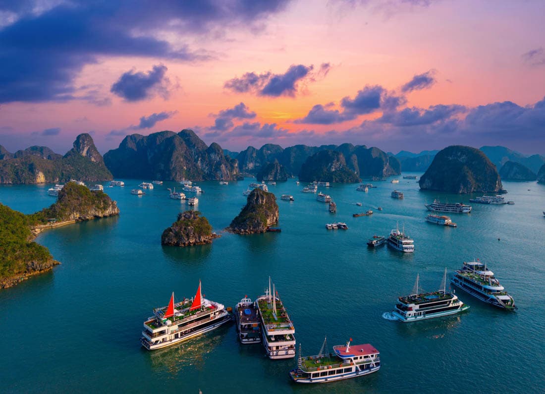 Vue depuis le pont d'un bateau sur les îlots de la baie d'Halong au matin, Vietnam